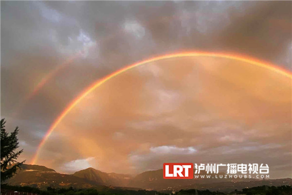 泸州叙永雨后惊现绝美双彩虹(图1)