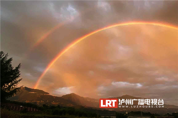 泸州叙永雨后惊现绝美双彩虹(图4)