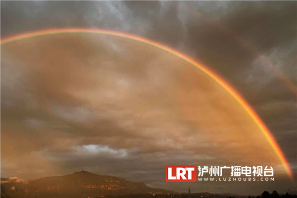 泸州叙永雨后惊现绝美双彩虹(图3)