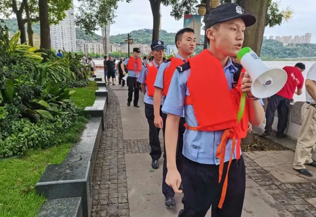 泸州段长江沱江洪峰来袭 临江市民陆续撤离中(图17)