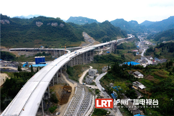 叙威高速路面铺筑过半 预计年底实现通车(图2)