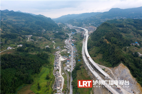 叙威高速路面铺筑过半 预计年底实现通车(图3)